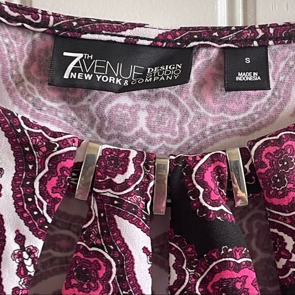 2/$16 New York & Company Black w/Burgundy Print Short Sleeve Blouse; SZ S; EUC - Picture 4 of 6
